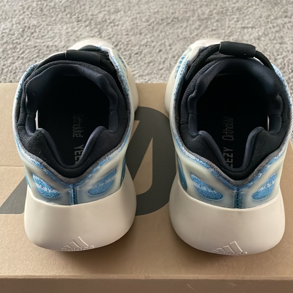 Yeezy 700 - Picture 4 of 8